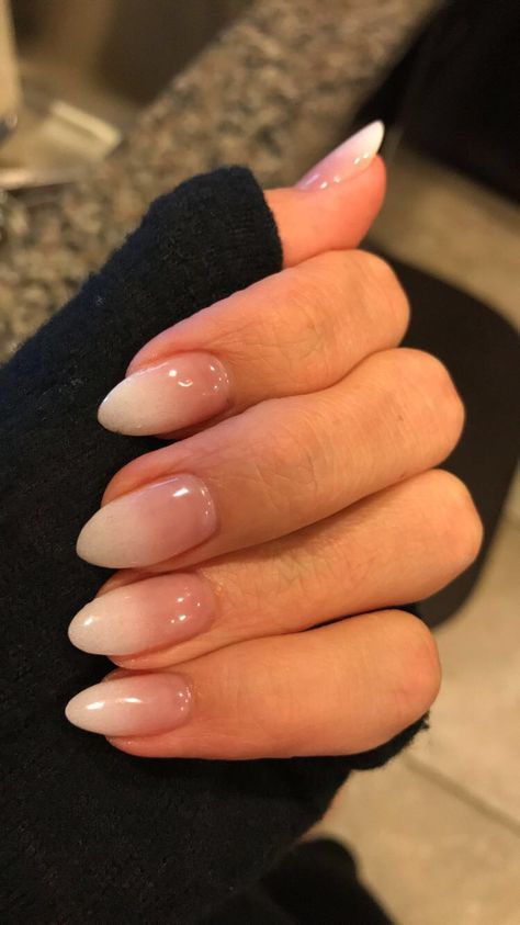 White Ombré Gel Nail Faded Nails Ombre, White Ombre Gel Nails, Umbre Nails, Gradation Nail, Gradient Nails Tutorial, Rounded Nails, Ambre Nails, Gradation Nails, Ombre Gel Nails