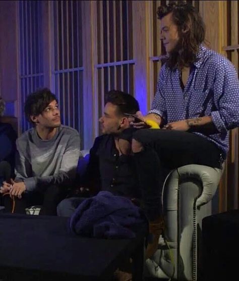 Louis Looking At Harry, Harry Looking At Louis, Larry Proof, Two Ghosts, Princess Parking, Harry And Louis, Louis Harry, One Direction Photos, Harry Louis