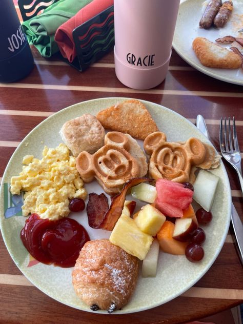 Disney World Breakfast, Disney World Aesthetic Food, Disneyland Breakfast, Disney Princess Breakfast, Preppy Food, Disney Breakfast, Best Disneyland Food, Mickey Waffles, Disney Sweets