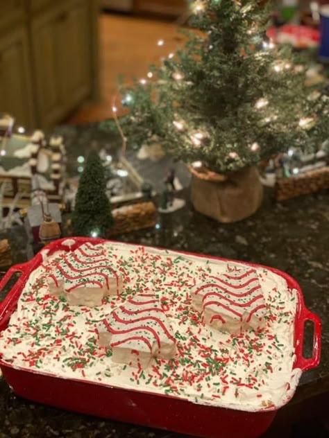 Golden Oreo Recipes, Little Debbie Christmas Tree Cakes, Easy Christmas Cake Recipe, Little Debbie Snack Cakes, Oreo Dirt Cake, Christmas Tree Desserts, German Christmas Traditions, Little Debbie Christmas Tree, Christmas Tree Food