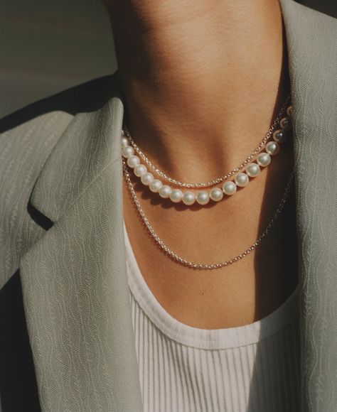 Pearl Necklace Outfit, How To Wear Pearls, Pearl Outfit, Necklace Outfit, Wear Pearls, Tory Burch Dress, Stunning Jewellery, Dream Jewelry, Mode Style