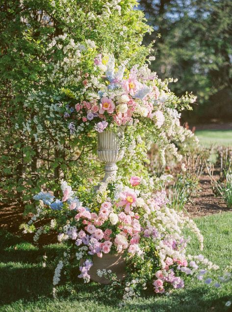 Romantic Florals Wedding, Wedding Florals Whimsical, Lush Garden Wedding, Trendy Wedding Florals, English Wedding Flowers, English Garden Wedding Decor, Brigerton Wedding Style, British Garden Wedding, Bridgerton Wedding Flowers