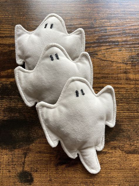 Spooky Velvet Ghost Cat Plush Toy Cat Toy Sewing Projects, Halloween Cat Toys Diy, Felt Cat Toys Diy, Cat Toy Sewing Pattern, Sew Cat Toys, Sewn Cat Toys, Sewn Stuffed Animals, Cat Toy Pattern, White Velvet Fabric