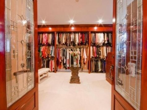 Para mi hija, su closet grande, lleno de ropa, zapatos y accesorios de diseñadores reconocidos❤️ Homemade Closet, Massive Closet, Storage Closets, Closets Design, Contemporary Closet, Amazing Closets, Luxury Closets Design, Big Closets, Modern Closet