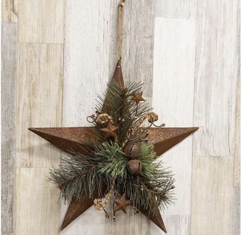 Metal Star Christmas Decor, Metal Star Wreath, Winter Planters, Star Wreath, Christmas Florals, Country Ideas, Porch Decorations, Christmas Stars, Metal Star