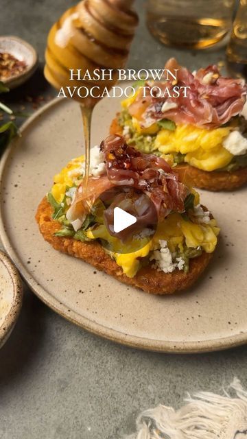 Ashley McCrary on Instagram: "Recipe below👇🏼 I eat this Hash brown Avocado Toast at least 3 times a week. It’s such an easy breakfast, lunch or even dinner. I’m a breakfast for dinner type of gal, and this meal always hits the spot when I need something quick and easy……and it’s packed with protein! ✨Hash brown Avocado Toast✨ 1 hash brown patty(homemade or store-bought) 2 eggs, scrambled 1-2 slices prosciutto 1/2 half avocado 1 tbsp feta cheese 1 teaspoon hot honey Salt and pepper Arugula Red pepper flakes 1. Cook the hashbrown patty in the air fryer or according to package. Scramble the eggs. 2.Smash the avocado over the hash brown and top with scrambled eggs, arugula, prosciutto, and feta cheese. Season with salt/pepper and red pepper flakes. Drizzle with hot honey if desired.Enj Hashbrown Patty, Arugula Prosciutto, Breakfast Avocado Toast, Eggs Scrambled, Avocado Toast Recipe, Breakfast Goodies, Spicy Honey, Sunday Breakfast, Hot Honey