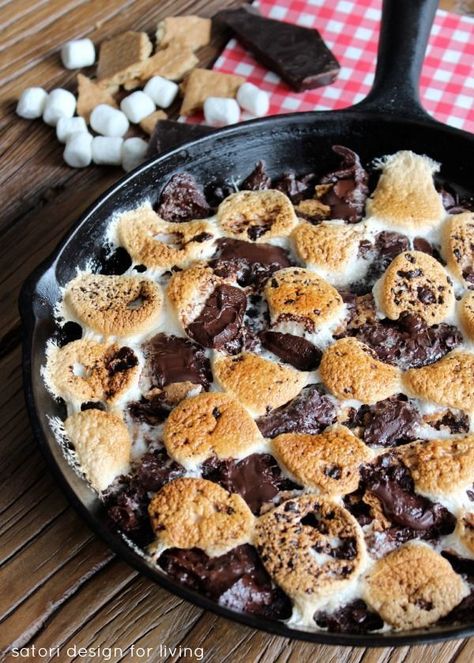 Skillet S'more Brownies Camping Dessert - Bake in the oven or on the grill - Summer Dessert Recipe Camping Dessert Recipes, Camping Food Ideas, Smores Brownies, Cast Iron Oven, Camping Hacks Food, Resep Brownies, Camping Desserts, Breakfast And Brunch, Campfire Food