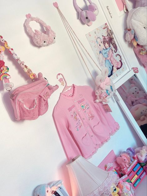 Kawaii mezzopiano sugarbunnies sanrio pink aesthetic kawaii room cutecore room 🎀 cutegore kawaiicore my little pony cute nekopara animecore gurokawaii jfashion harajuku fashion Sanrio Pink Aesthetic, Aesthetic Kawaii Room, Pink Aesthetic Kawaii, Sugarbunnies Sanrio, Kawaii Wall Decor, Jojifuku Room, Kawaiicore Room, Rooms Cutegore, Cutecore Room Tour