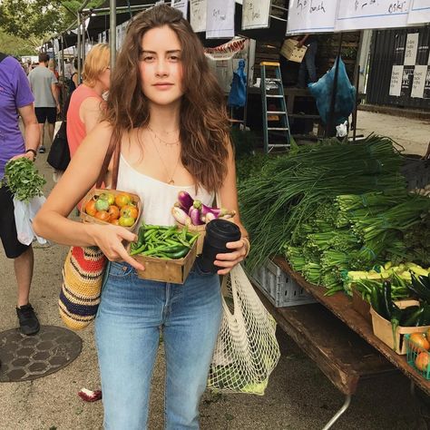 10 Trash Reducing Tips From Zero-Waste Activist Lauren Singer — How To Reduce Trash Photos For Vision Board, Farmers Market Aesthetic, Lauren Singer, Low Waste Lifestyle, Environmentally Friendly Living, Zero Waste Living, Chase Your Dreams, Sustainable Living, Organic Gardening