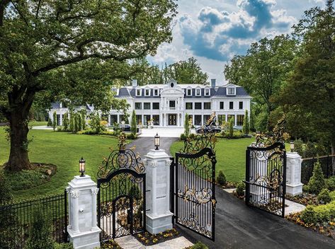 Luxury Chateau Mansions, Summer Mansion Exterior, Gated Mansion Luxury Homes, French Mansion Exterior Chateaus, Aesthetic Big Mansion, Big Old Money Mansion, Modern Chateau, Gated Entrance, Beautiful Mansions