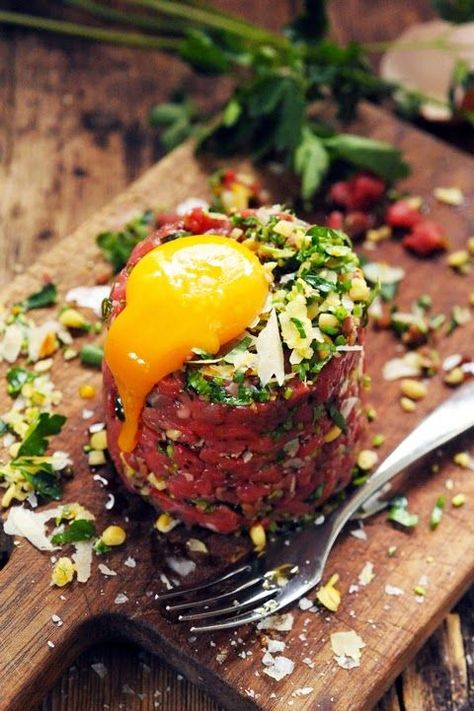 Tartare Recipe, Beef Tartare, Steak Tartare, French Dishes, Munnar, French Food, An Egg, Food Presentation, Food Plating