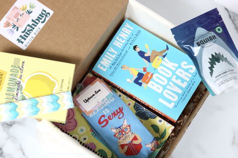 Hushbug Book Box Review May 2022 - A monthly subscription box featuring a newly released rom com book, a treat or snack, and 3-5 curated items that they think you'll love. Book Review Journal, Book Subscription Box, Vegan Gummies, Book Boxes, Best Subscription Boxes, Book Subscription, Monthly Subscription Boxes, Cute Bookmarks, Month Gifts