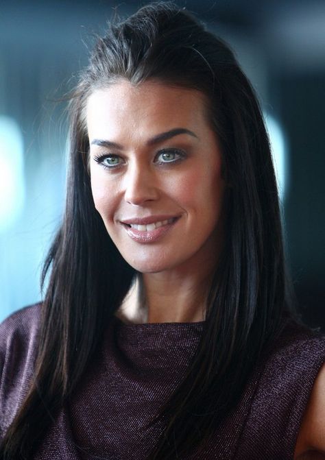 Melanie Gale Megan Gale, Medium Length Curls, Retro Curls, Side Swept Curls, Pony Hairstyles, Straight Hair Cuts, Jet Black Hair, Hair Knot, Hair Styles 2014