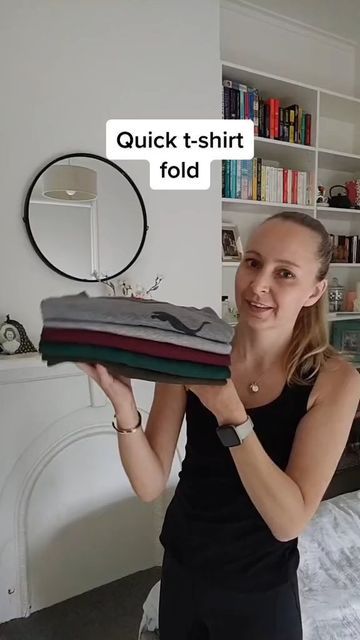 CRAFT iCON on Instagram: "Quick folding By @effectivespaces" T Shirt Folding, Diy Clothes Hacks, Packing Hacks Clothes, Haine Diy, Shirt Folding, How To Fold Towels, Clothes Organization Diy, Folding Laundry, Packing Clothes