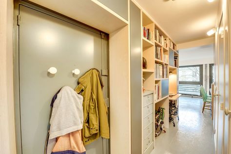 Optimiser le couloir en créant des rangements Room Diy, Diy Room Decor, Ironing Center, Alcove Bathtub, Entryway, Loft, Room Decor, Paris, Interior Design