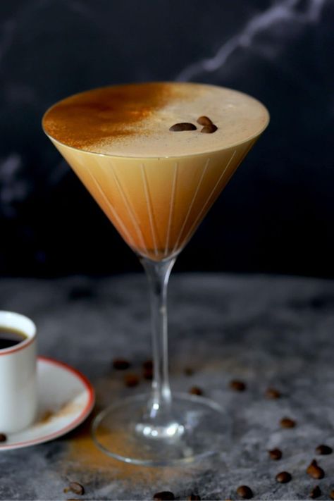 A keto espresso martini made with vodka, heavy cream and espresso. Sugar free, keto and low carb. Coffee Martini, Espresso Martini Ingredients, Keto Alcohol, Sugar Free Cocktails, After Dinner Cocktails, Unique Cocktail Recipes, Chocolate Fudge Cookies, Alcohol Beverages, Low Carb Cocktails