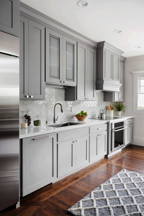 18 Gray Kitchen Design Ideas That Are Brilliant And Inspiring Kitchen With Gray Cabinets, Shaker Style Kitchen Cabinets, Серая Кухня, Grey Kitchen Designs, Kabinet Dapur, Shaker Style Kitchens, Gray Cabinets, Farmhouse Kitchen Cabinets, Kitchen Cabinet Styles