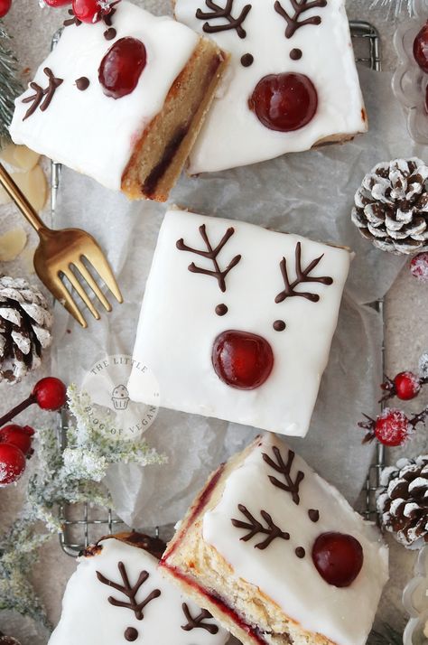 Cherry Bakewell Tray Bake, The Little Blog Of Vegan, Brownies Christmas Ideas, Bakewell Bars, Baked Christmas Gifts, Xmas Desserts Ideas, Christmas Petit Fours, Winter Bakes, Festive Bakes