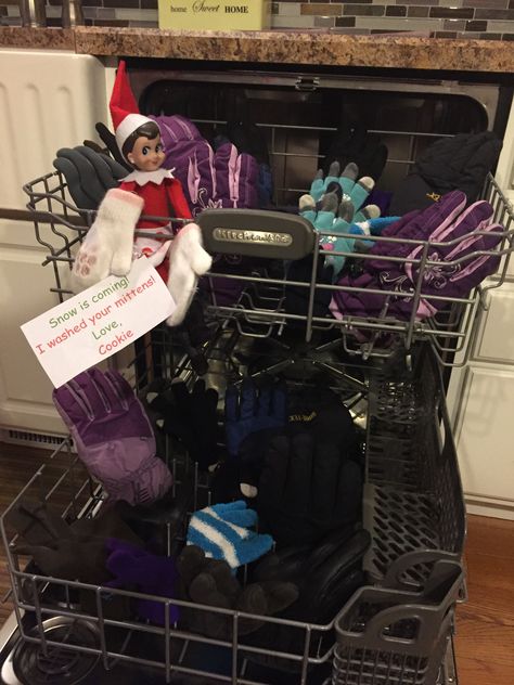 Cookie the Elf washes our mittens in the dishwasher! Trendy Interior Design, Home Snow, Creative Mom, The Dishwasher, Elf On The Shelf Ideas, Shelf Ideas, A Shelf, On The Shelf, The Elf