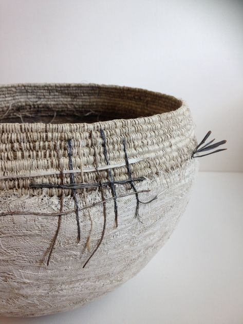 Contemporary Baskets, Basket Weaving Diy, Coil Pots, Weaving Wall Hanging, Weaving Tutorial, Ceramic Fiber, Pine Needle Baskets, Textile Sculpture, Coiled Baskets