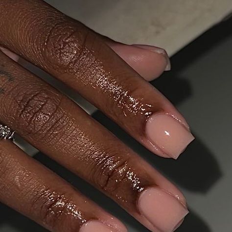 Nude Nails Black Women Dark Skin, Brown Gel Nails Short, Nude Nails For Dark Skin, Ombré Nude Nails, Fall Toenail Colors, Fall Nail Trends 2024, Ombre Nude Nails, Nude Toe Nails, Nude Nails Black Women