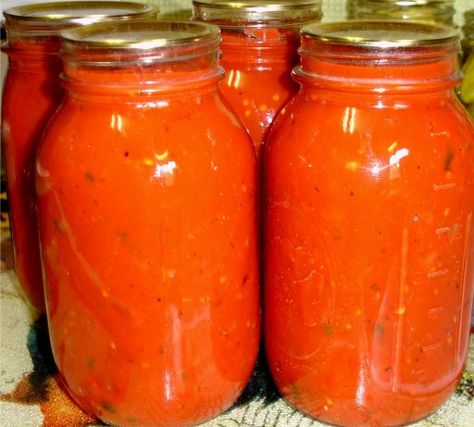 Great way to make up a large batch of tomato sauce from your garden to freeze or can for later use. Canned Spaghetti Sauce, Sauce Spaghetti, Spaghetti Sauce Recipe, Homemade Pickles, Canning Tomatoes, Garden Recipes, Pickling Recipes, Spaghetti Sauce, Canned Food