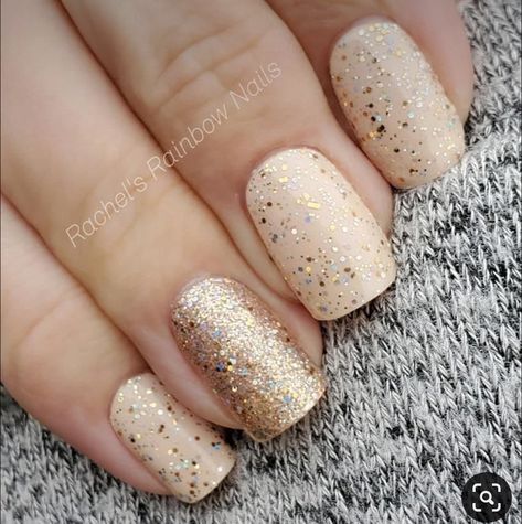 Cute New Year’s Eve Nails, Cute New Years Nails, Ongles Beiges, Festive Holiday Nails, Champagne Nails, Nail Color Combos, Beige Nails, Glitter Nail, New Year's Nails