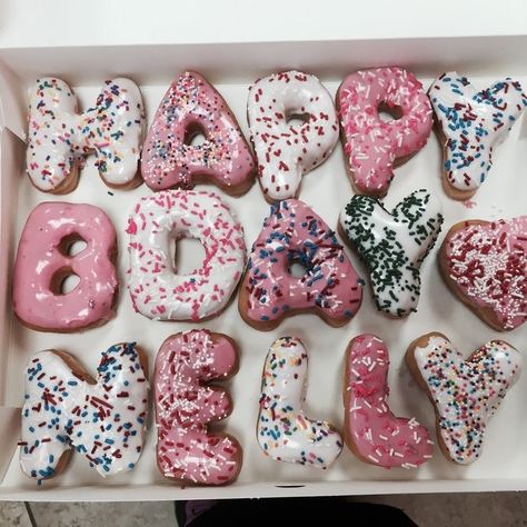 Happy Birthday Donut, Donuts Birthday, Birthday Donuts, Graduation Cookies, Starbucks Drinks Recipes, Cute Food Drawings, Happy Bday, Mini Donuts, Just Cakes