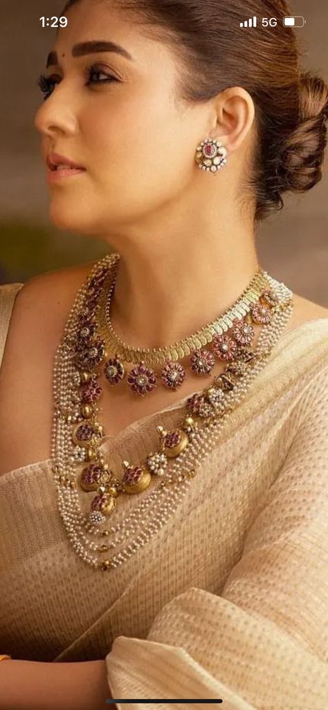 Indian Bridal Pearl Jewellery, Pearl Pendent Designs, Azva Jewellery, Pearl Choker Necklace Indian, Vintage Indian Jewelry, Fashion Jewelry Necklaces Gold, Saree Jewellery, Choker Necklace Designs, Antique Jewellery Designs