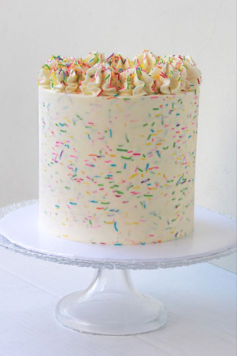 How to ice a sprinkle cake Girlie Birthday Cake Ideas, Butter Icing Cake Designs, Icing Cake Design, Rainbow Sprinkle Cakes, Sprinkles Birthday Cake, Tie Day, Baby First Birthday Cake, Sprinkle Cake, Simple Birthday Cake