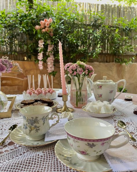 Bridgerton Tea party 🐝🤍🌸 Vintage Tea Party Ideas Decor, Bridgerton Breakfast, Bridgerton Tea Party Ideas, Bridgerton Aesthetic Party, Bridgerton Garden Party, Birthday Ideas Balloons, Bridgerton Theme Party, Aesthetic Happy Birthday, Aesthetic Tea Party