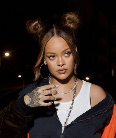 Rihanna Face, Looks Rihanna, Rihanna Hairstyles, Rihanna Outfits, Rihanna Looks, Rihanna Riri, Celebrities Before And After, Basket Vintage, Bad Gal