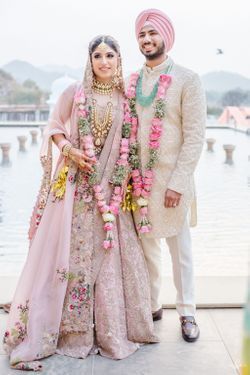 Pink Lehnga Dress Couple, Jewellery For Pastel Pink Lehenga, Pastel Pink Wedding Lehenga, Bride Lehenga Indian Pink, Pink Lehenga Bride And Groom, Pastel Pink Lehenga Bridal, Pink Bridal Lehenga With Groom, Sikh Groom Outfit, Pastel Pink Bridal Lehenga