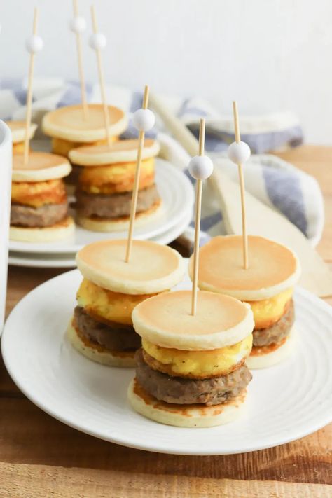 Mini McGriddles Breakfast sandwiches Mcgriddle Recipe, Whiskey Chicken, Sausage And Eggs, Pizza Oven Recipes, Breakfast Sides Dishes, Pancake Party, Mini Breakfast, Family Fresh Meals, Sausage Patty