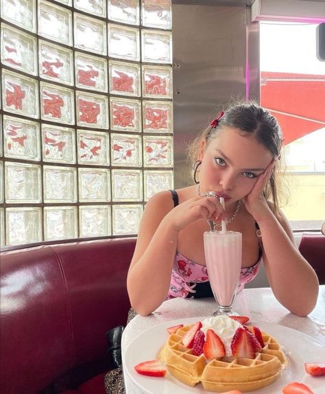 Milkshake Photoshoot Ideas, Y2k Editorial, Eat Pray Love Quotes, Bonita Applebum, Diner Aesthetic, 2024 Photo, Aesthetic Natural, Playing For Keeps, Shots Ideas