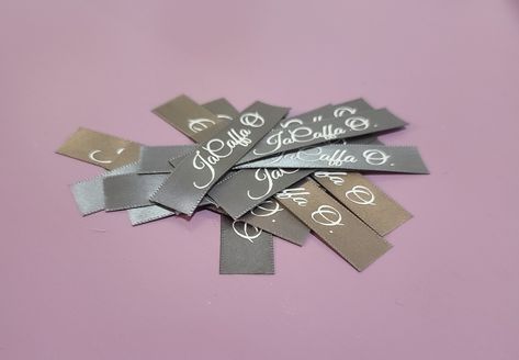 Cricut Labels For Clothes, Clothing Labels Cricut, Sewing Labels Diy, Diy Clothes Labels, Labels Cricut, Labels With Cricut, Printable Fabric Sheets, Cricut Tags, Clothes Labels