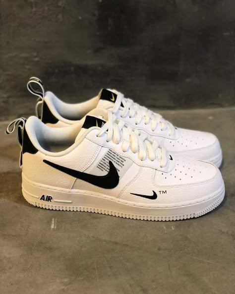 Tenis Air, Nike Shoes Photo, Tenis Air Force, Air Force One Shoes, Shoulder Bag Outfit, Nike Shoes Air Force, Dr Shoes, Preppy Shoes, Nike Shoes Outfits