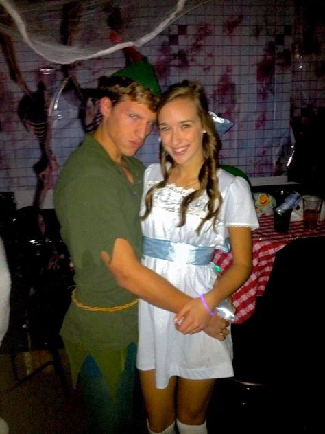 peter pan and wendy Disfraz Peter Pan, Wendy Costume, Peter Pan And Wendy, Peter Pan Costume, Diy Couples Costumes, Best Couples Costumes, Peter And Wendy, Couples Costume, Holloween Costume