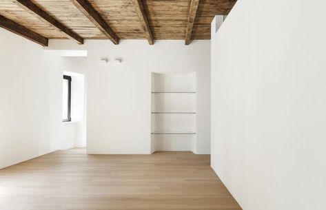 Ceiling beams are a strong design element that affect the sense of size and height in a room. The cliche of the thatched roof cottage, smoky and oppressive, with dark exposed beams overhead belongs in a medieval fantasy. In reality, ceiling beams, whether they are hand-hewn *vigas* in historic adobe homes or steel ... Exposed Beams Ceiling, Roof Ceiling, Roof Beam, Faux Beams, Adobe House, Faux Plafond, Steel Beams, Thatched Roof, Exposed Beams