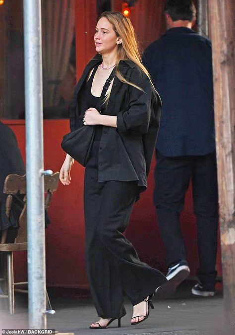 Jennifer Lawrence Street Style, Cooke Maroney, Jennifer Lawrence Style, Kaia Gerber Style, Street Style Outfits Casual, Monochromatic Outfit, Relaxed Outfit, All Black Looks, Ashley Olsen