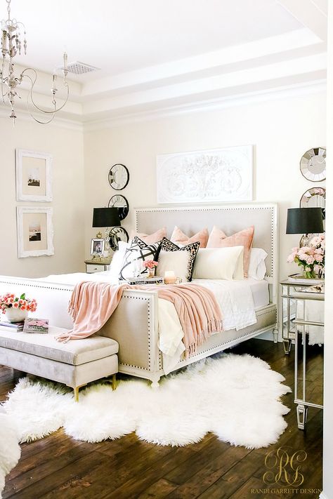 Bedding can change the personality of a room so easily! It is my favorite way to transform a room. I like to switch up the beds in our house with the seasons and trend.  Start with neutral essentials, then add pops of color and pattern for the changing seasons. Below you will find different looks … Elegant Bedroom Design, Deco Room, Bedroom Aesthetics, Housing Ideas, Rooms Decor, Glam Bedroom, White Bed, Fall Bedroom, Bedroom Idea