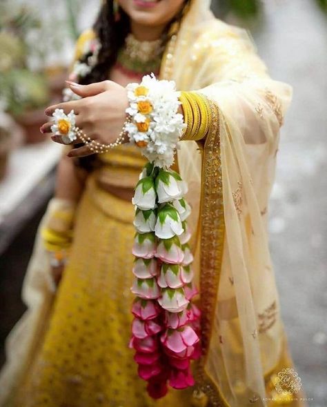 Flower Jewellery For Haldi, Flower Jewellery For Mehndi, Fresh Flower Jewelry, Haldi Ceremony Outfit, Flower Jewelry Designs, Wedding Flower Jewelry, Flower Garland Wedding, Mehndi Ceremony, Bride Floral