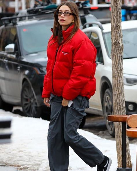 Hailey Bieber Street Style, Hailey Baldwin Street Style, Estilo Hailey Baldwin, Puffer Jacket Outfit, Red Puffer Jacket, Hailey Bieber Style, Hailey Baldwin Style, Looks Street Style, Sarah Jessica Parker