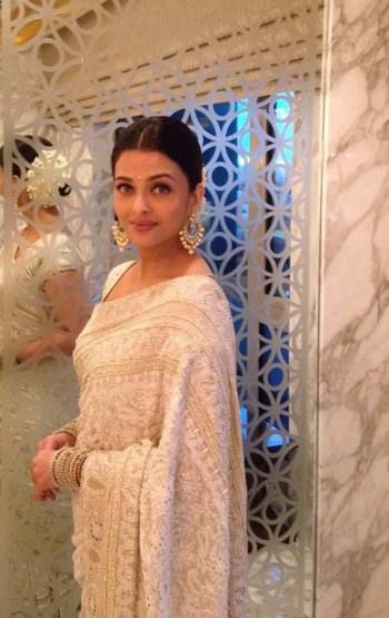 Karisma Kapoor, White Saree, Aishwarya Rai Bachchan, Mangalore, Aishwarya Rai, Indian Designer Outfits, Saree Dress, Indian Attire, Saree Look