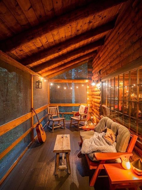 Homestead Cabin, Cabin Aesthetic, Balkon Design, Cabin Interiors, Cabin Living, Hus Inspiration, Tiny House Cabin, Cabins And Cottages, Cabin Life