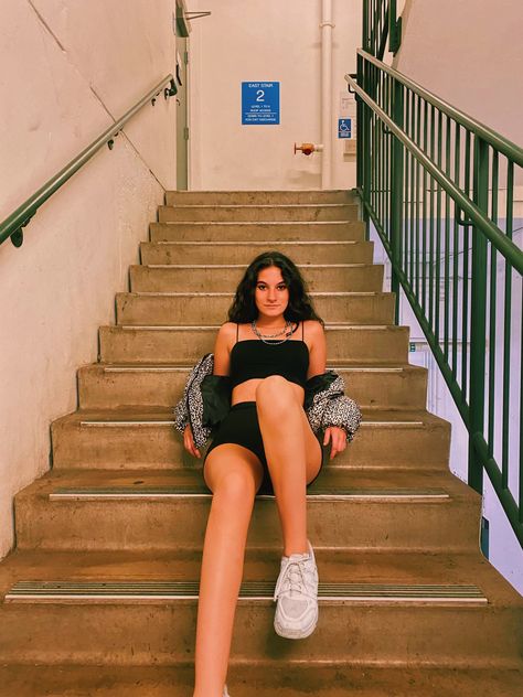 Poses For Pictures Instagram Stairs, Poses For Stairs Photoshoot, Stair Photo Poses, Stairway Poses, Stairs Poses Instagram, Insta Photo Ideas Stairs, Staircase Pose Ideas, Stairs Poses Photography, Staircase Photoshoot Ideas