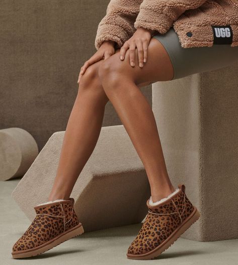 Super fashionable.They are comfortable and easier to walk in them.They keep feet warm.It's material and quality is too good. #leopard #boot Leopard Print Uggs, Metallic Boots Outfit, Mini Uggs Outfit, Classic Boots Woman, Mini Uggs, Ugg Boots Outfit, Leopard Ankle Boots, Ugg Ultra Mini, Leopard Outfits