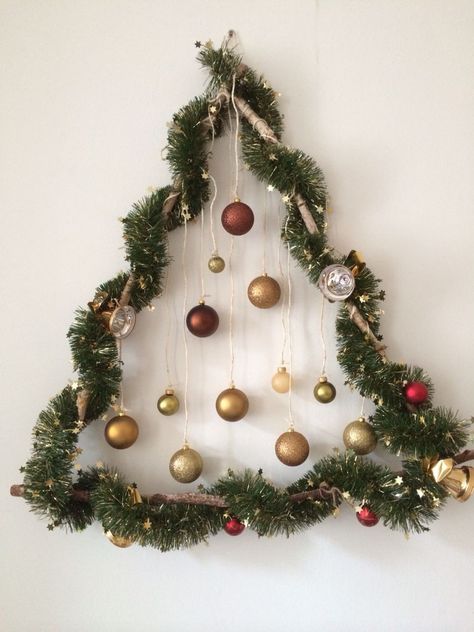 Wall Tree With Garland, Christmas Tree Wall Hangings, Wall Decor Christmas Diy, Garland Tree On Wall, Garland Christmas Tree On Wall, Wall Xmas Tree Ideas, Flat Wall Christmas Tree, Flat Christmas Tree Wall, Christmas Wall Ideas