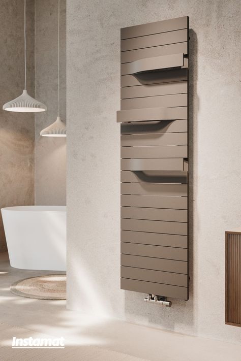 Maak kennis met de FREJA, een badkamerradiator die zowel functioneel als elegant is. Met twee verticale buizen en rechthoekige panelen, biedt de FREJA een strak design dat perfect past in een moderne badkamer. Wat deze radiator echt bijzonder maakt, zijn de geïntegreerde handdoekhouders die niet alleen handig zijn, maar de radiator ook z’n unieke karakter geven. Leverbaar in een elektrische of cv-uitvoering. Design