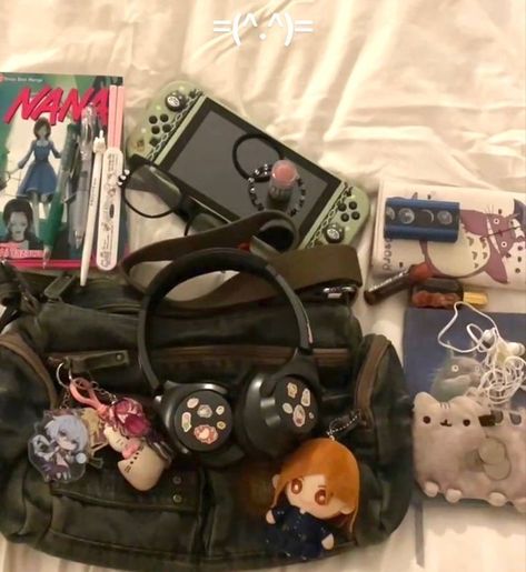 Cross Body Bags Aesthetic, Items In Bag, Bag Decorating Ideas Handbags, Whats Inside My Bag Aesthetic, Bag Tour Grunge, Bag Tour Aesthetic, Downtown Girl Backpack, Tote Bag With Pins, What’s In My Bag Aesthetic